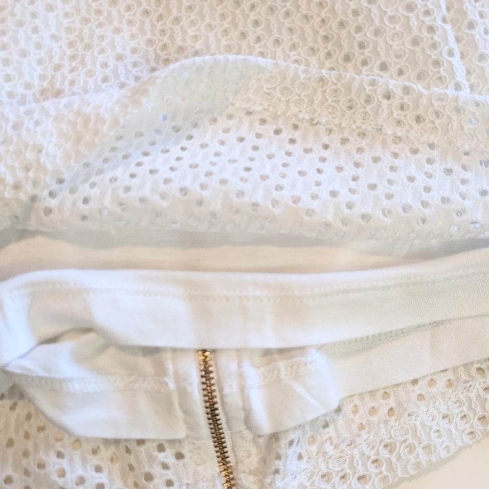 BANANA REPUBLIC, fitted, eyelet sleeveless top, gold back zipper, Size 8. White. - Picture 6 of 8